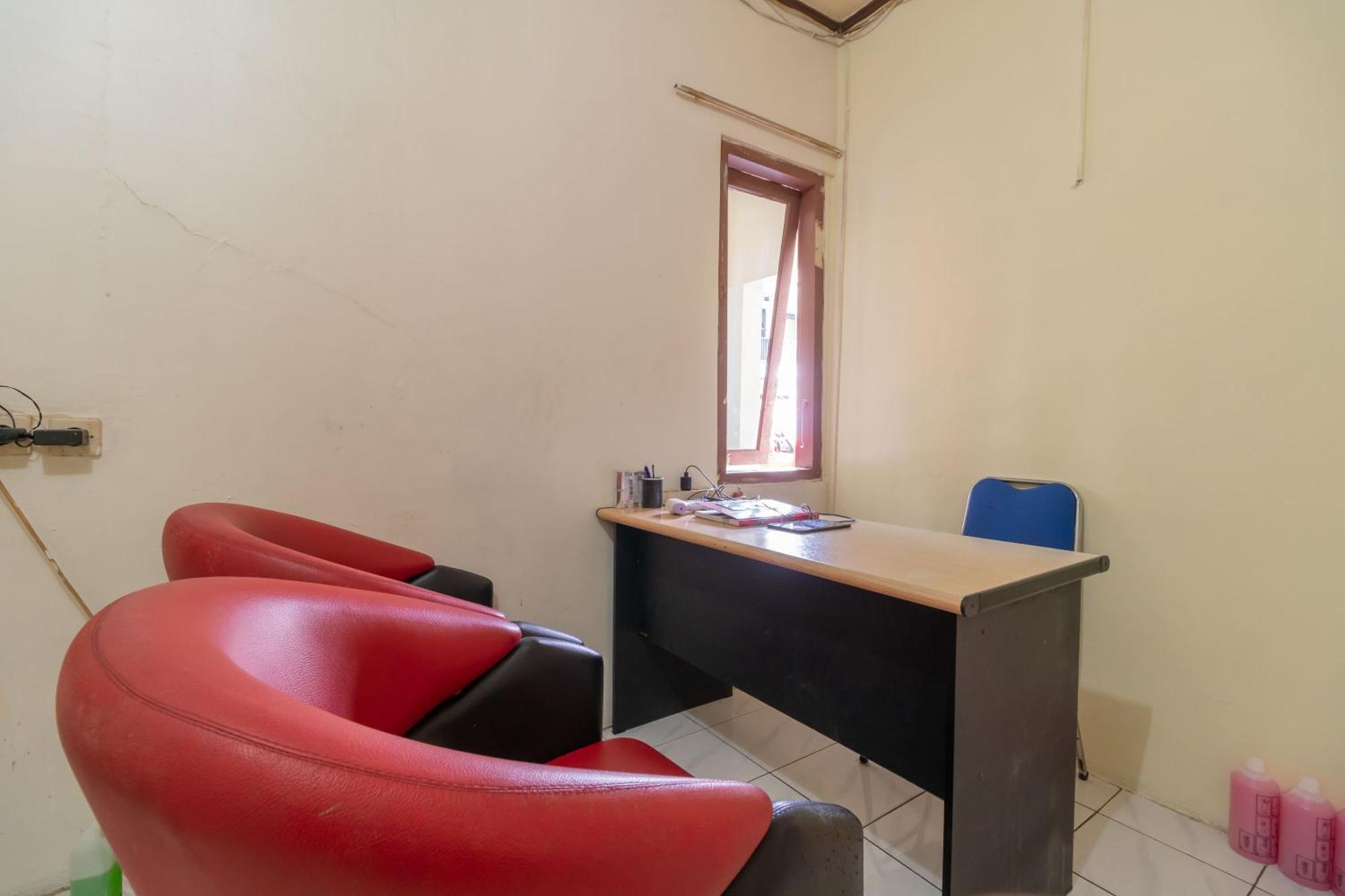Reddoorz Near Pondok Indah Water Park Джакарта Екстер'єр фото